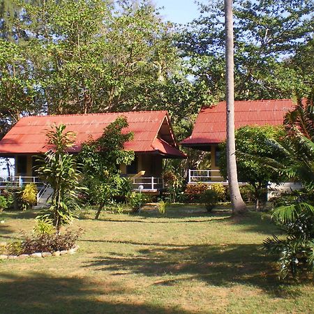 Sukorn Andaman Beach Resort Ko Sukon Exterior foto